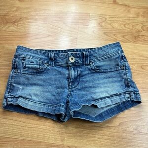 Good used condition Y2K GUESS Jean shorts!